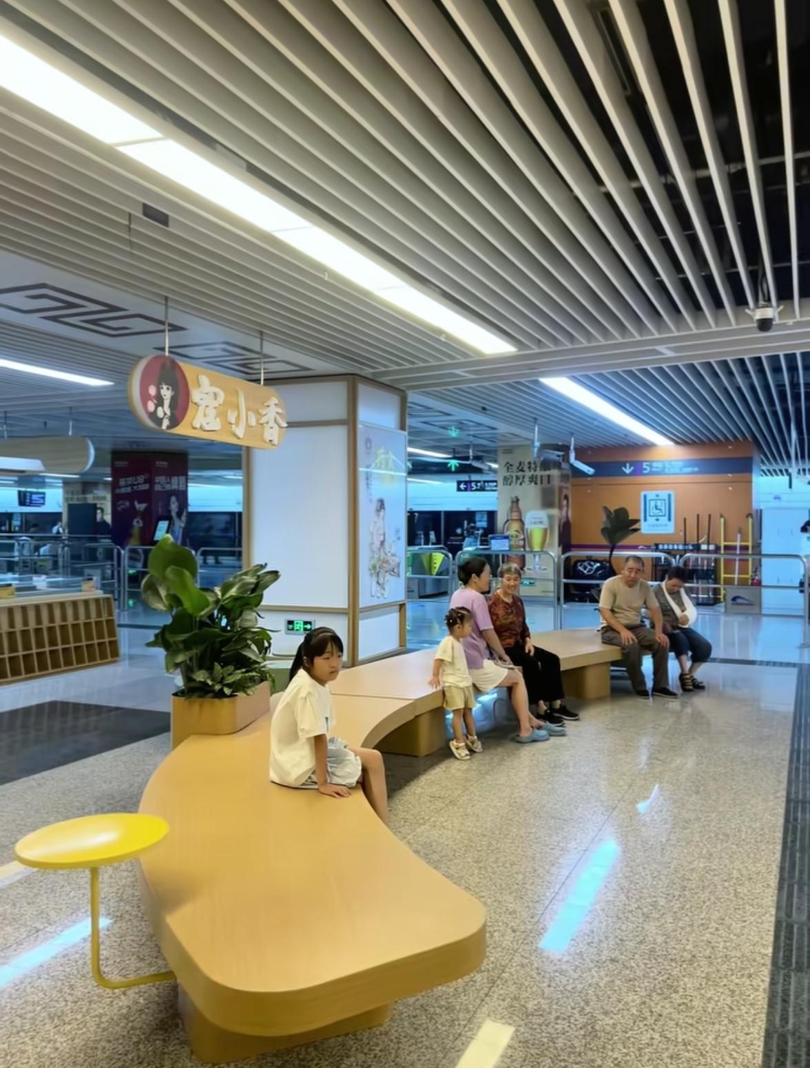 成都果然是大城市！！！
建议全国推广！！！
我宣布成都地铁才是

成都避暑圣地！