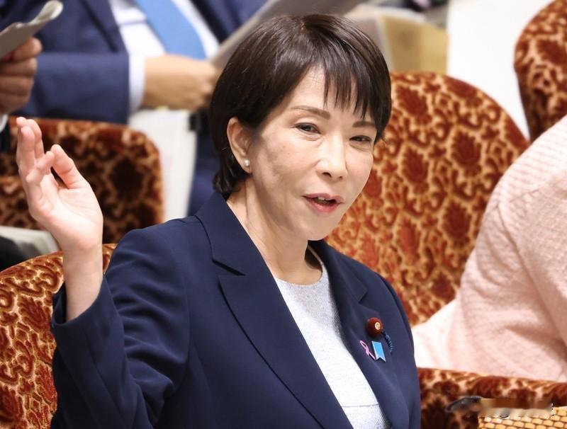 日本首相高市早苗在当地时间23日上午内阁会议上决定解散众议院。这波操作其实暗藏玄