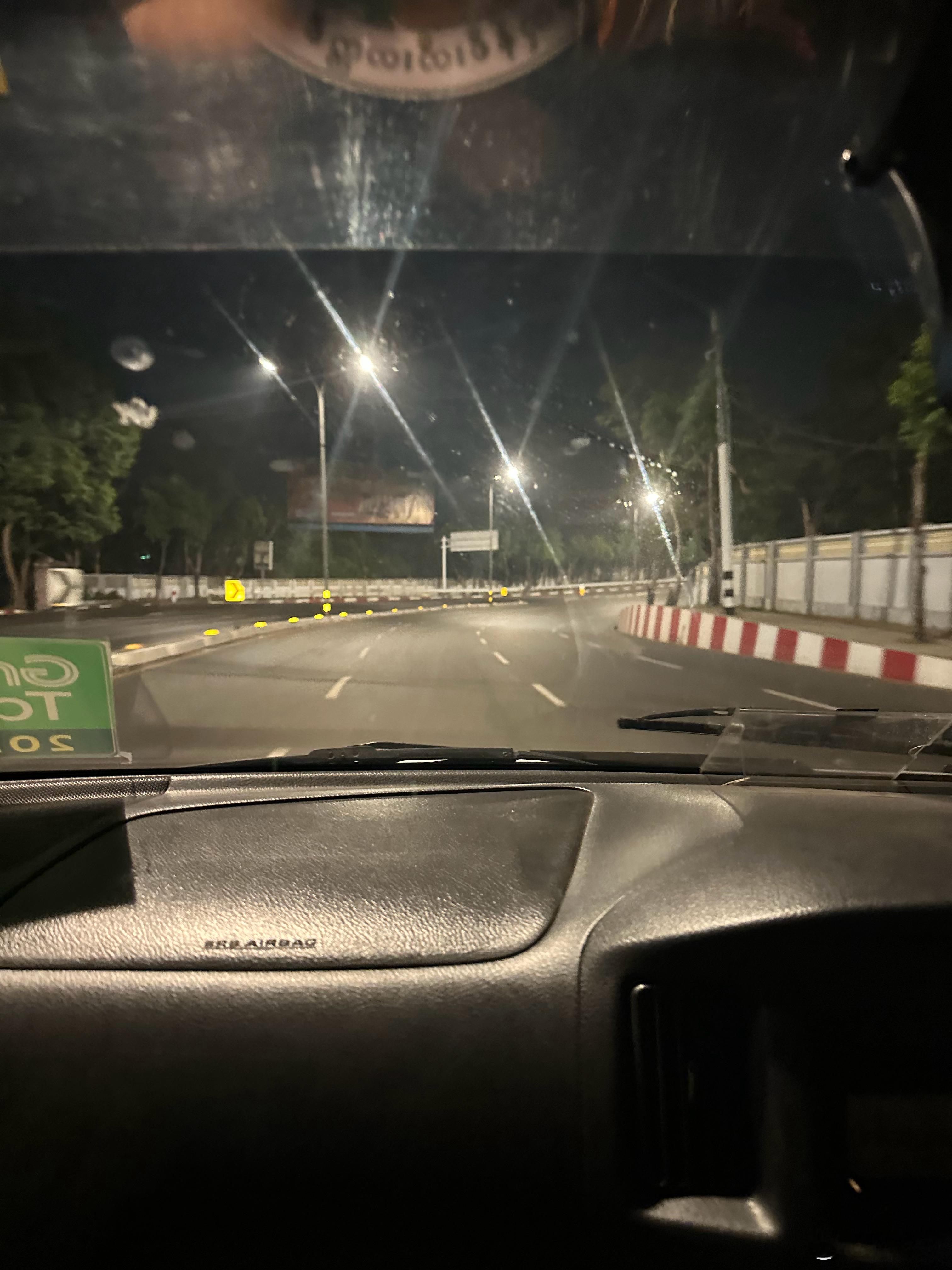 抵达缅甸，夜里抵达……出机场就是一个军事路障🚧……（缅甸在晚上实行戒严）。一种