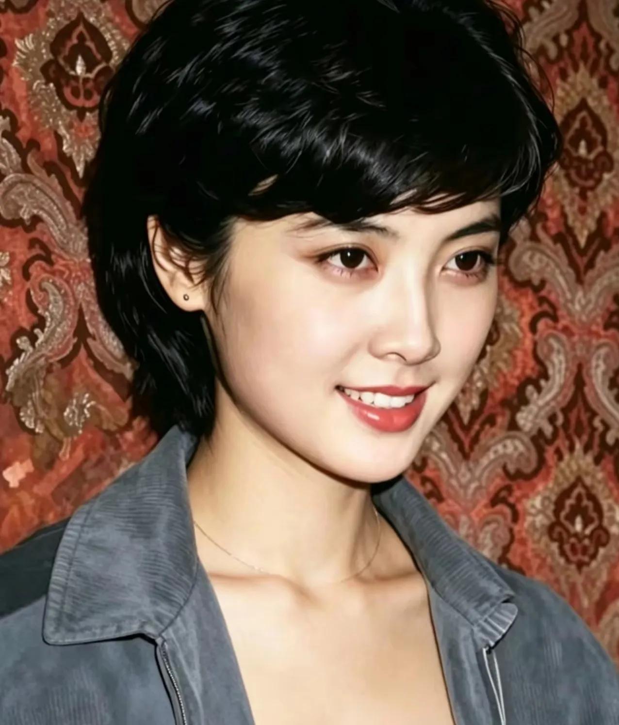 她是国家一级演员，她的美无人能敌，要是放在唐朝就算是杨贵妃来了都是甘拜下风的存在