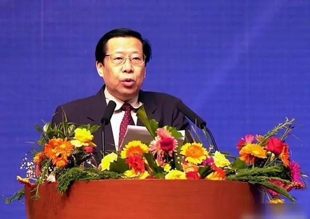 1993年，时任中央电视台台长的杨伟光，在没有上报的情况下，在《新闻联播》之后插