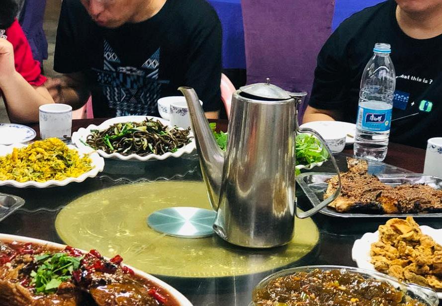 山西运城，男子的饭店招待了一桌有头有脸的人，却不料其中一人喝了酒之后，竟然在男子