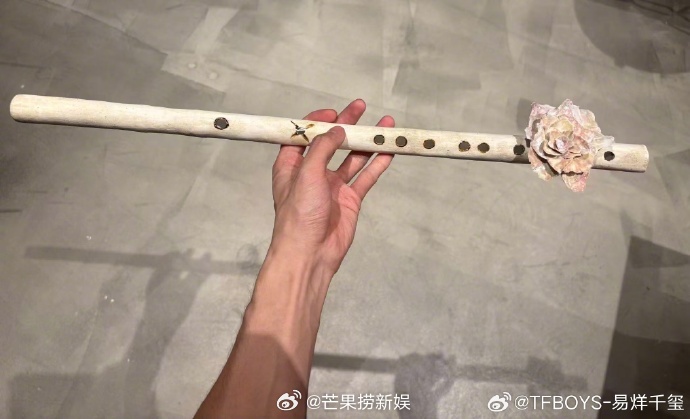 易烊千玺亲手烧的陶笛易烊千玺陶笛烧了十几支才成功亲手捏泥塑形，历经十几支坯料烧制