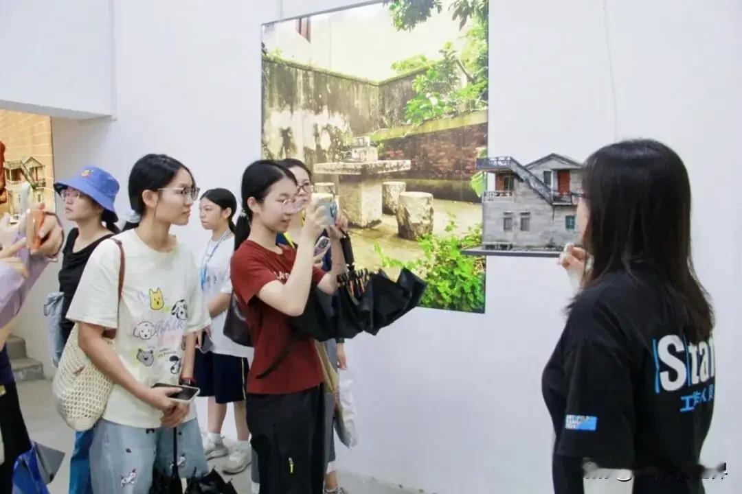 上大学，尽量不要跑太远。

老家邻居家小孩刚大一，在广东某高校上学。国庆假期最终