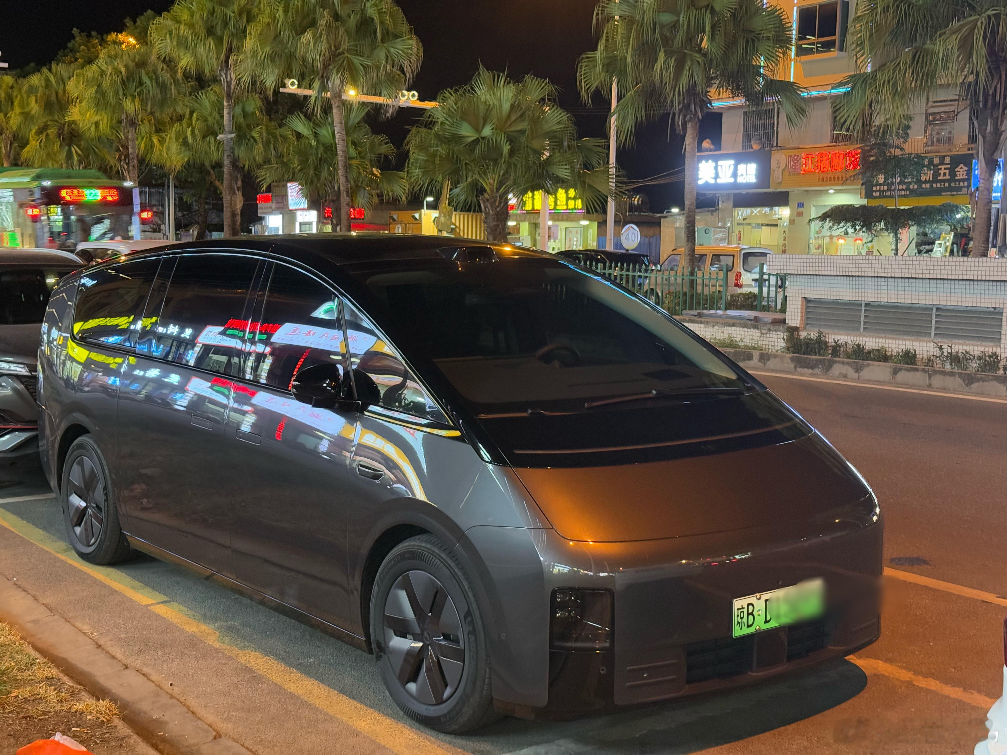 在三亚遇到一辆黑色的理想MEGA，回头率还是相当高[doge] 