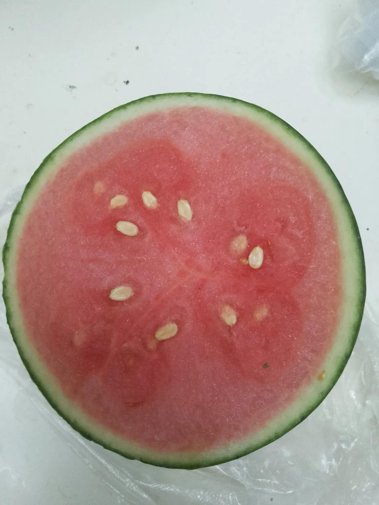 这种小西瓜难吃死了，谁知道到底是啥品种的西瓜。是没长熟，还是别的原因。第一次买就