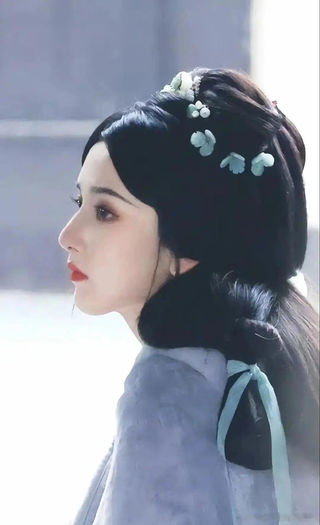 迪丽热巴粉丝想要的不会就是宋祖儿这个妆造的效果吧？发髻饱满，发饰不乱堆砌色调也和