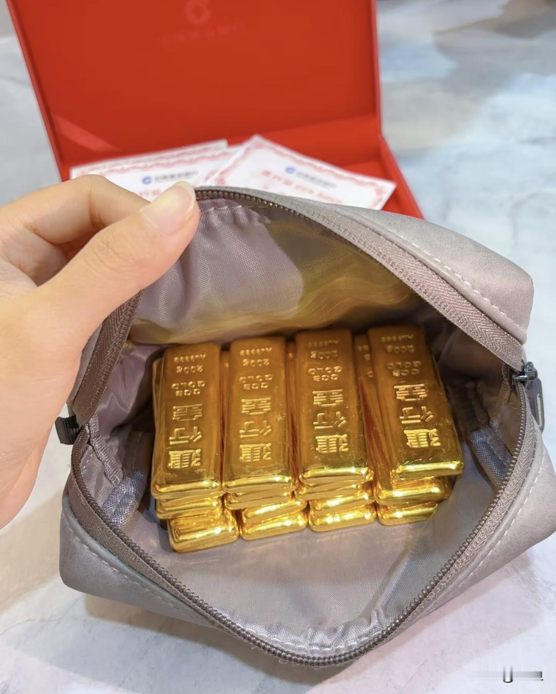 过年这几天的金价，看得我心惊肉跳。

大年初一那天，我看还是1066一克，结果还