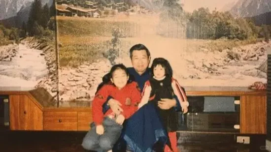 《思念如潮：陈妍希的悼念与父女深情》 当陈妍希在社交平台晒照悼念父亲...