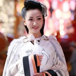 权臣霍光的夫人因身体不适不能同房，便让贴身丫鬟陪霍光就寝。霍光得知丫鬟没有名字后