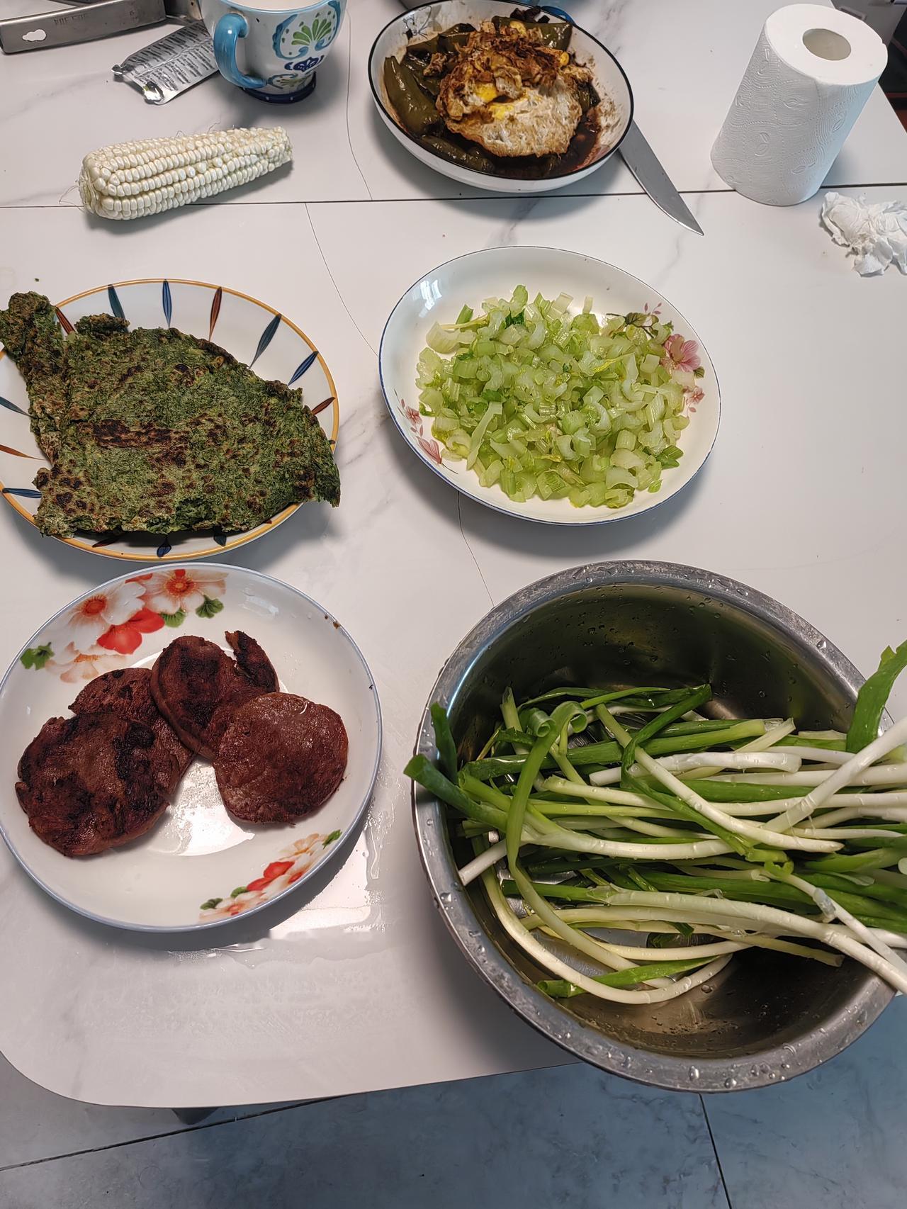 晚饭，二宝想吃绿色面条，没有菠菜了，把芹菜叶摘下来，打碎了，汁挤出来了吗轧面条用