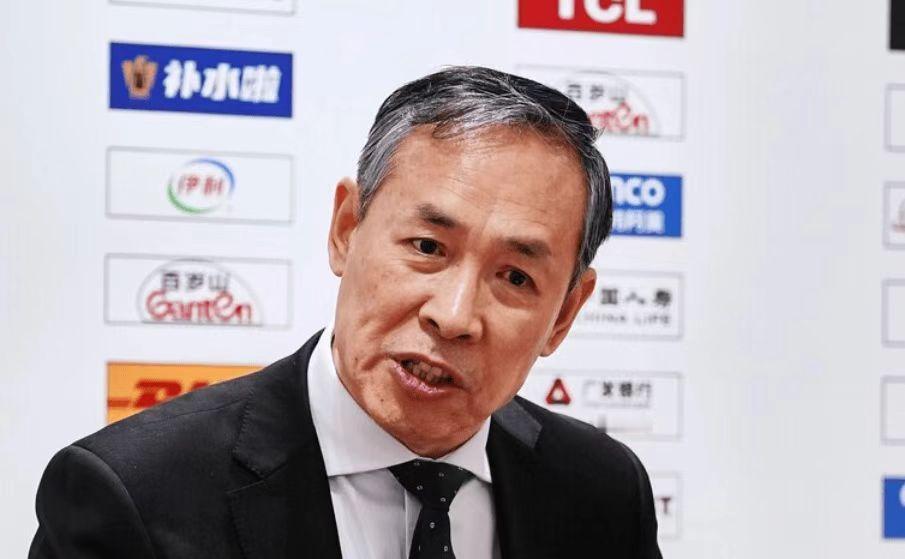 一场战败让主帅暴怒：这赛季的北京男篮球迷多了、粉丝多了、到酒店里到处都是乌央乌央