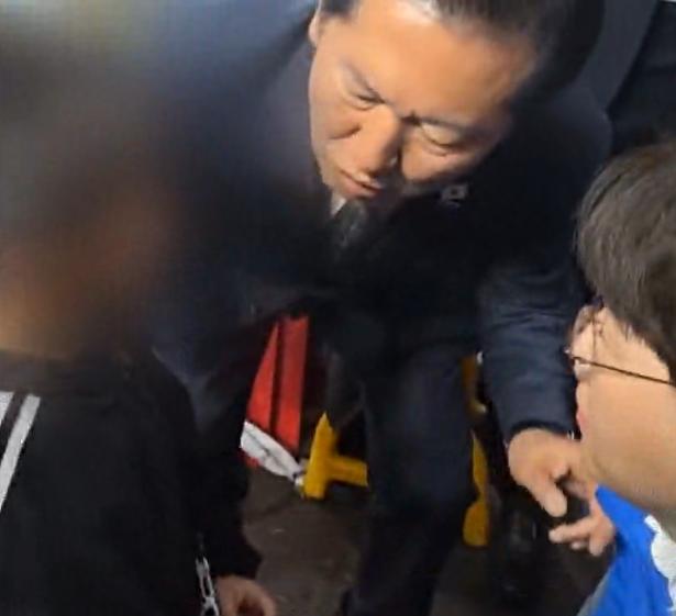 一个 61 岁的执政党党首，为了给 49 岁的候选人拉票，居然对着小学一年级女童