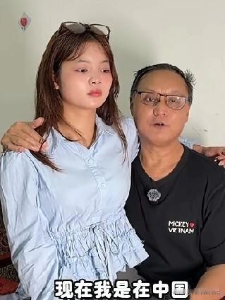 这个包哥六十多岁的人了，还带了一个十八岁的越南女孩回国，感觉包哥做的有点不道德，