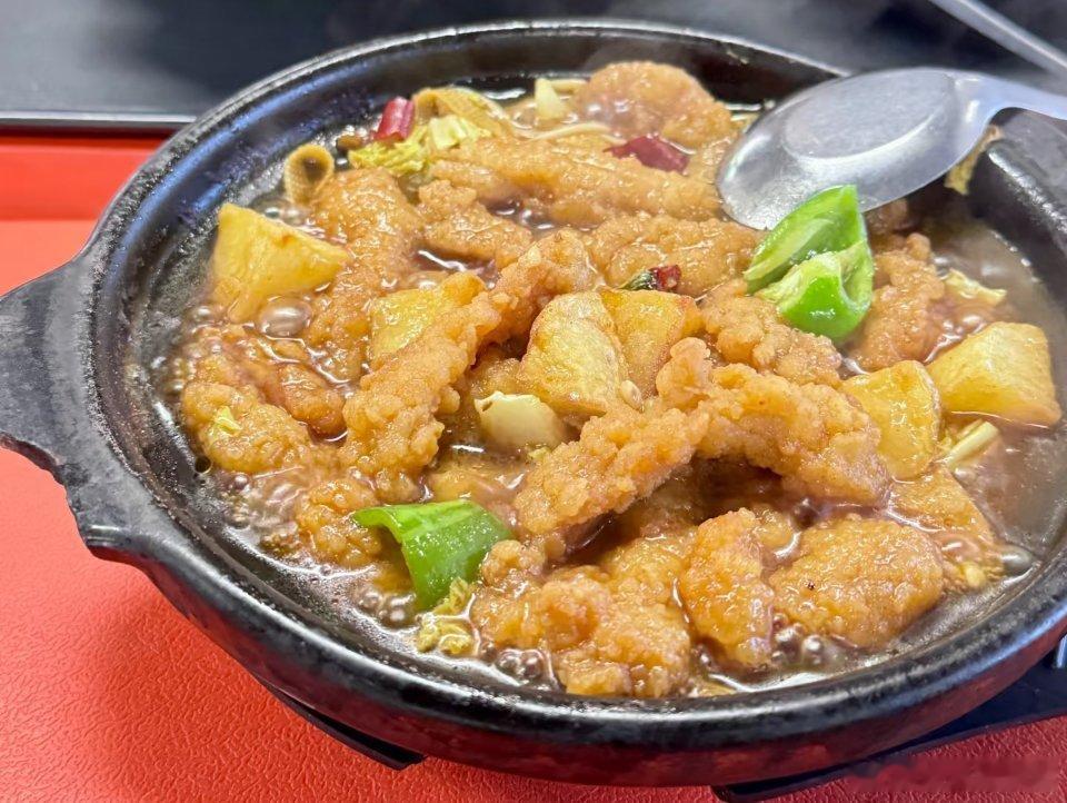 中午吃的酥肉砂锅，肉多且好吃，另外还有金针菇、海带、豆芽等许多配菜，感觉真不错，
