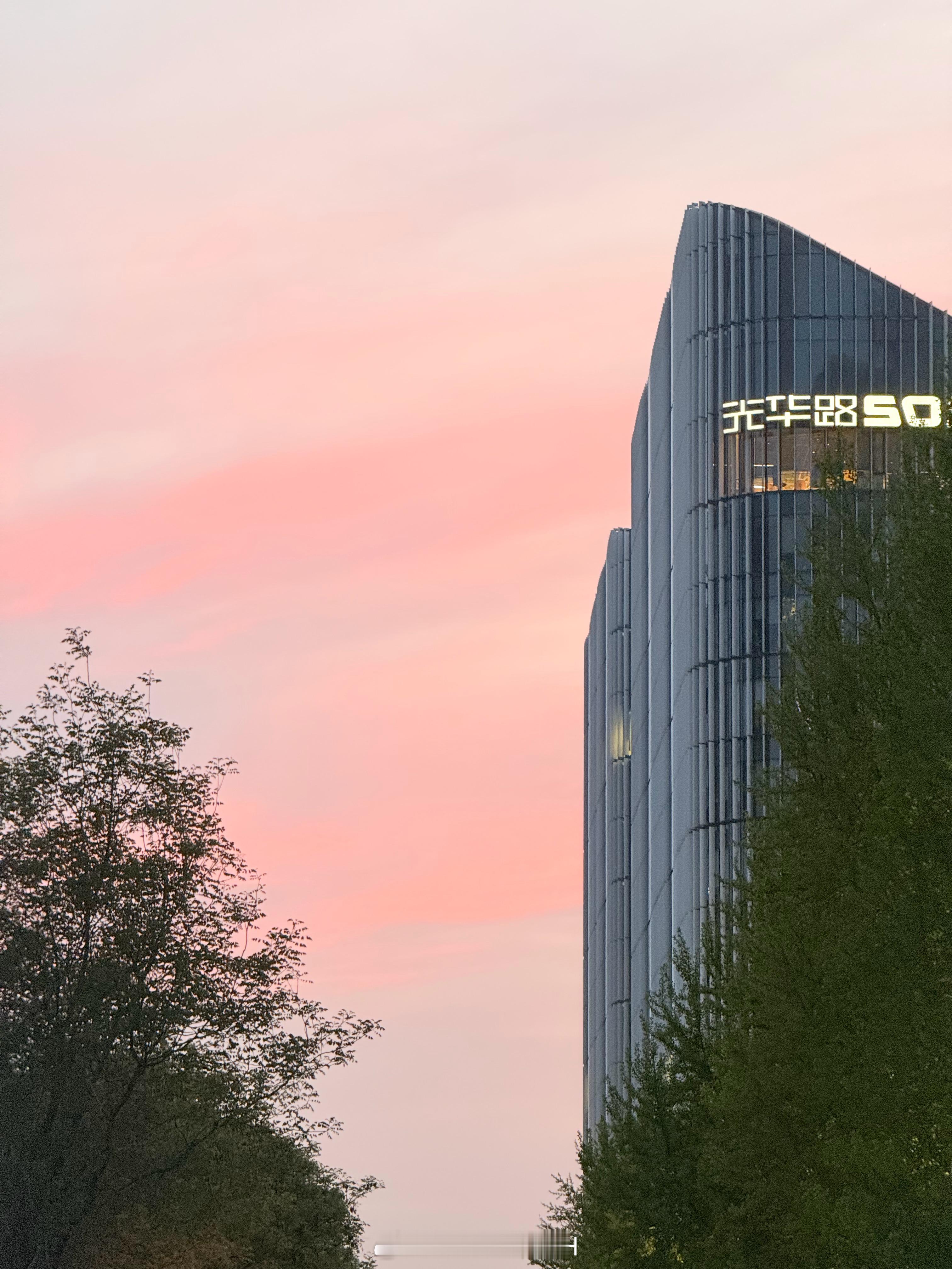 任豪POI 任豪任豪任豪 诚邀你看今天漂亮的天空