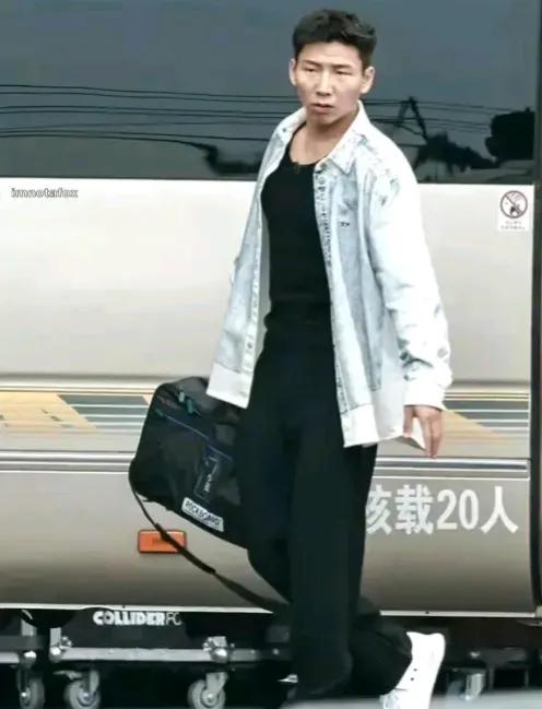 披荆斩棘的哥哥开播最大亮点！阿如娜！
刑满释放的哥哥一转身
就变成了披荆斩棘的哥