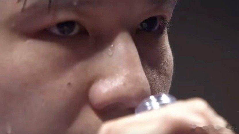 樊振东坚定眼神堪比定海神针 