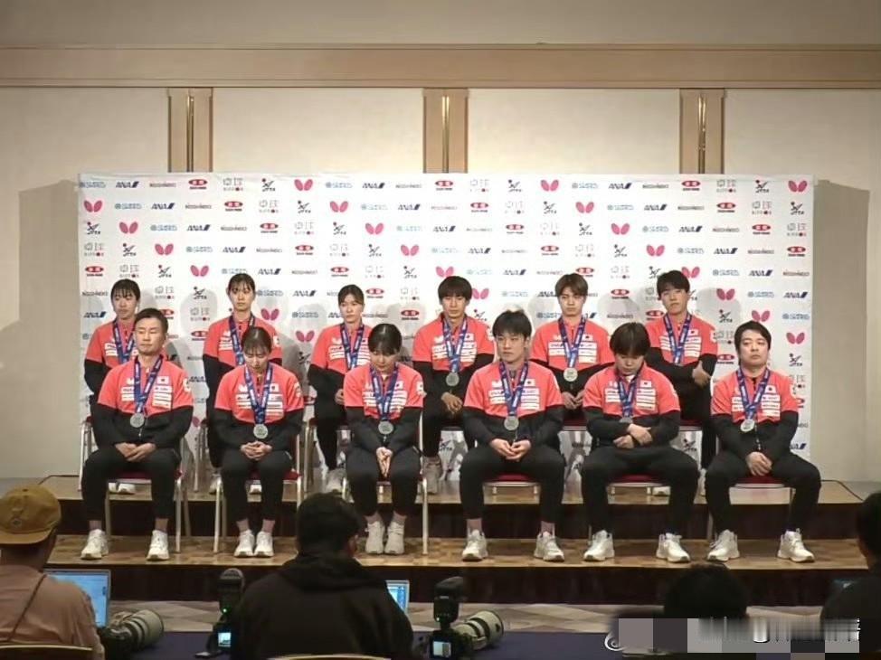 日本队在回国之后的记者见面会，与赛前出发时判若两人，一个个都低下了头。今年的伦敦