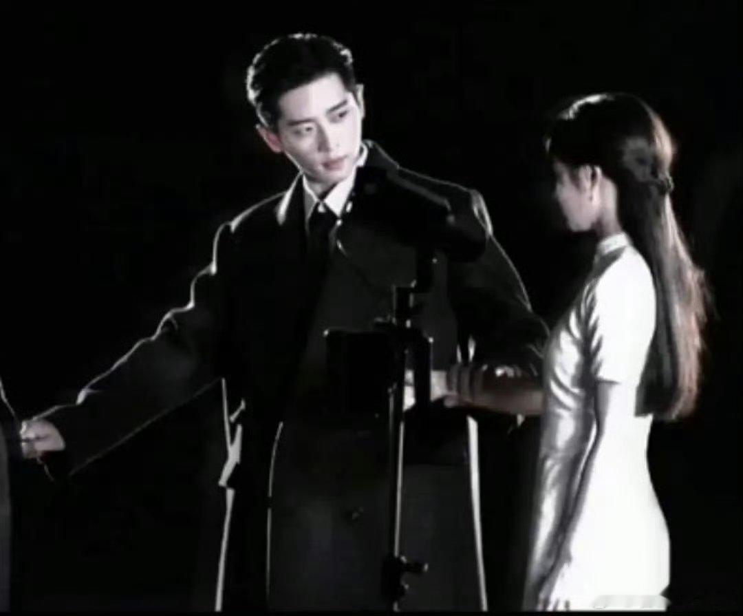 丞磊徐若晗玉簟秋一张图氛围感就拉满了[awsl]真的可以完美适配所有类型的角色[