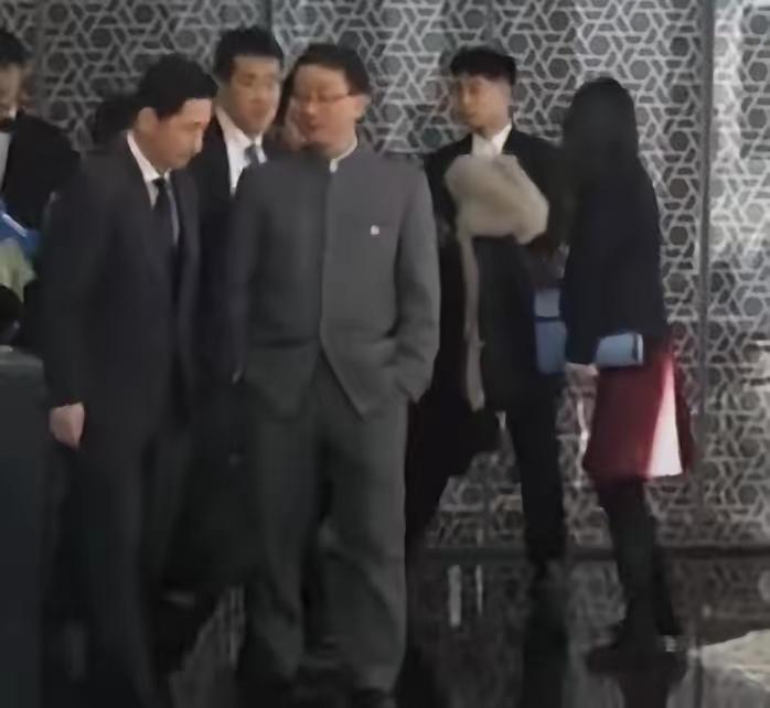 为啥两手插兜？我来回答：
因为真的想扇你两掴，由于场合不适合扇你，为提醒自己别出