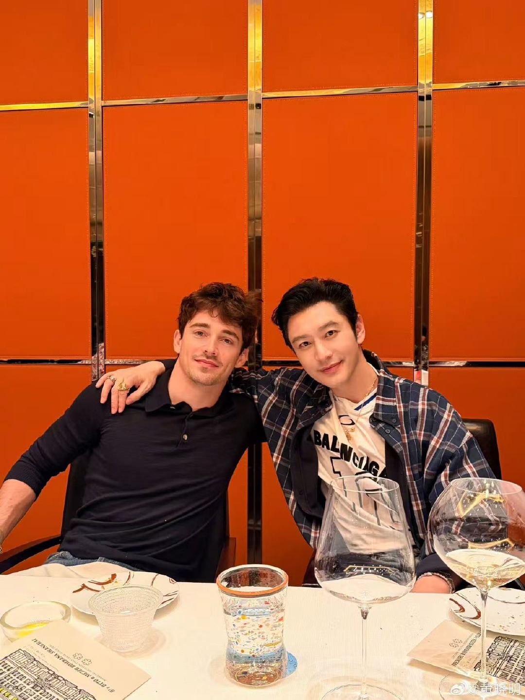 黄晓明和Charles的合照黄晓明晒与Charles合照 黄晓明和Charles