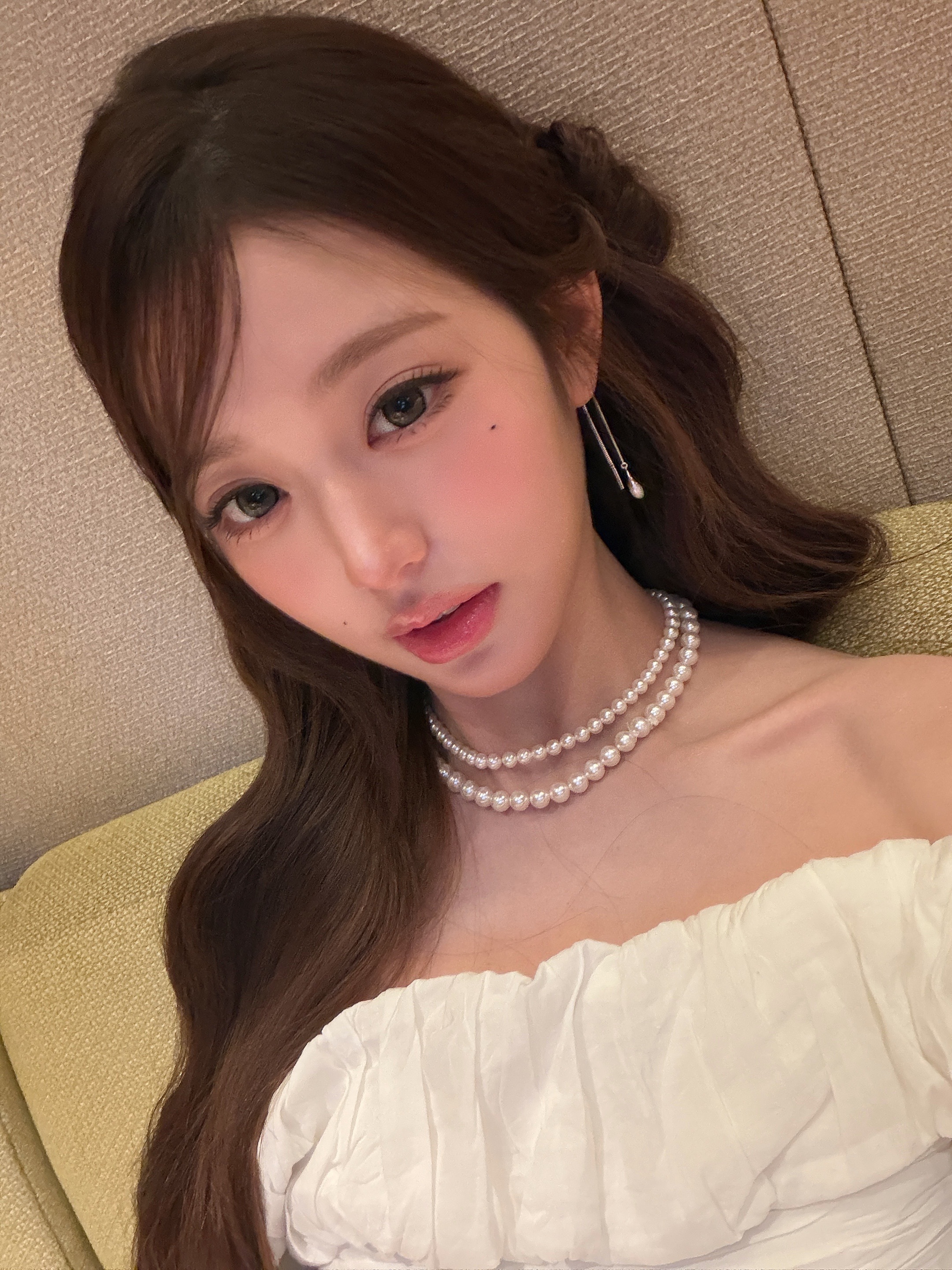 对的我明天要和这么美的公主见面🥳你怎么知道我明天要和这么美的公主见面🤯没错我