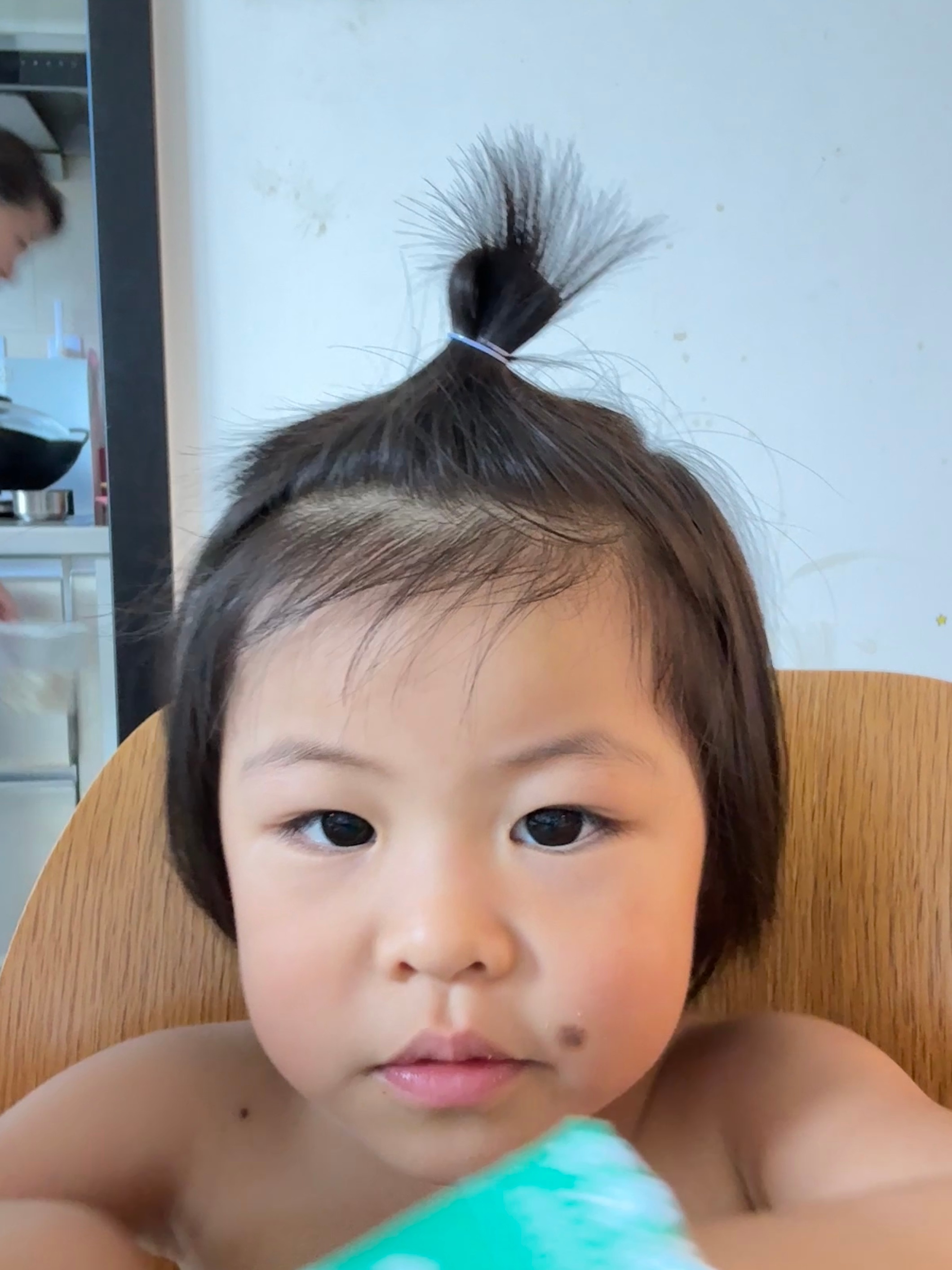 给球设计了发型拍照的时候我说球宝笑！球宝假假一笑后严词拒绝：不要笑！我说那你生气