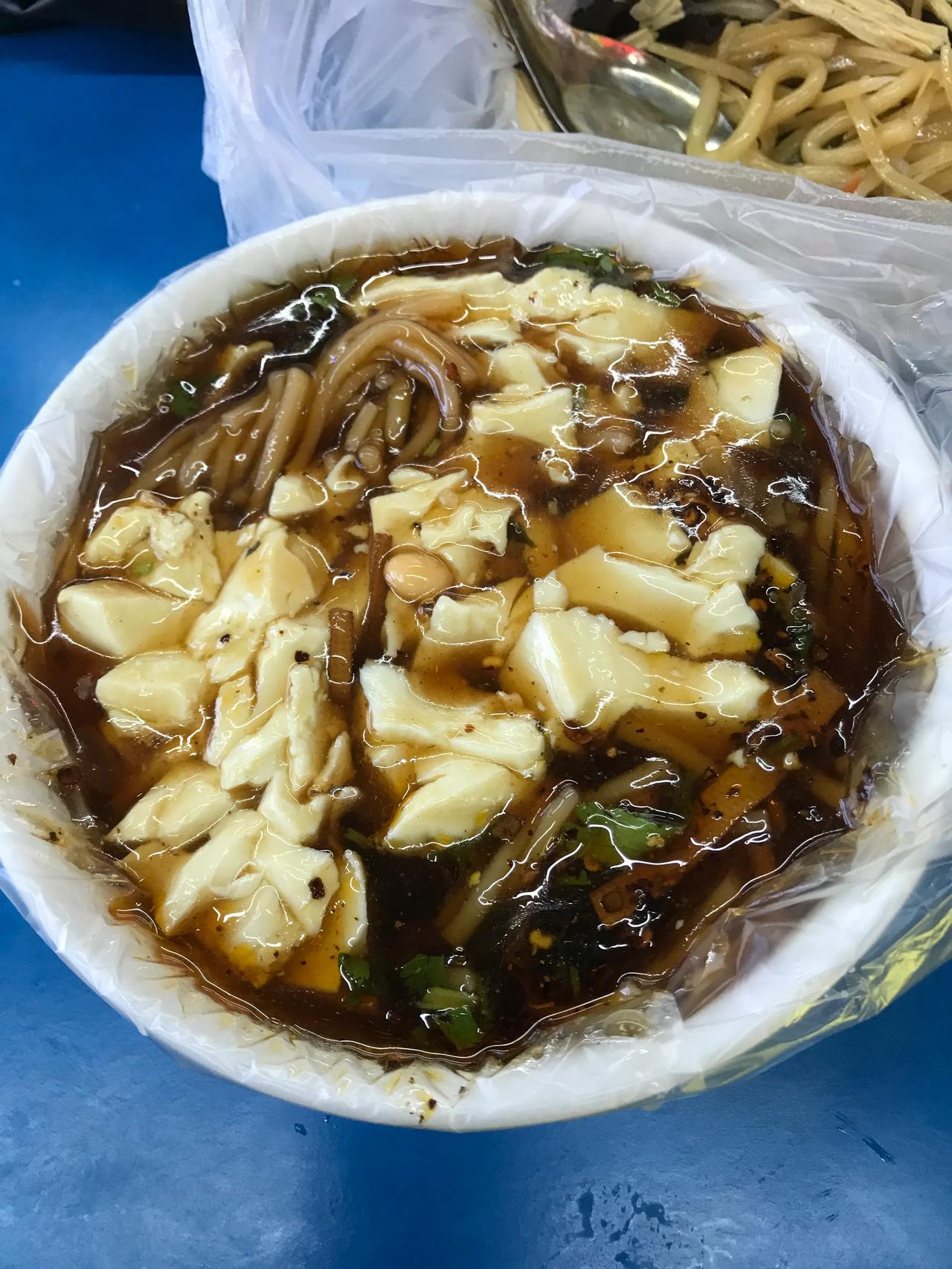 山西太原的豆腐花长这样，全国独一无二！

这完全是南方的豆腐花与河南的胡辣汤的结