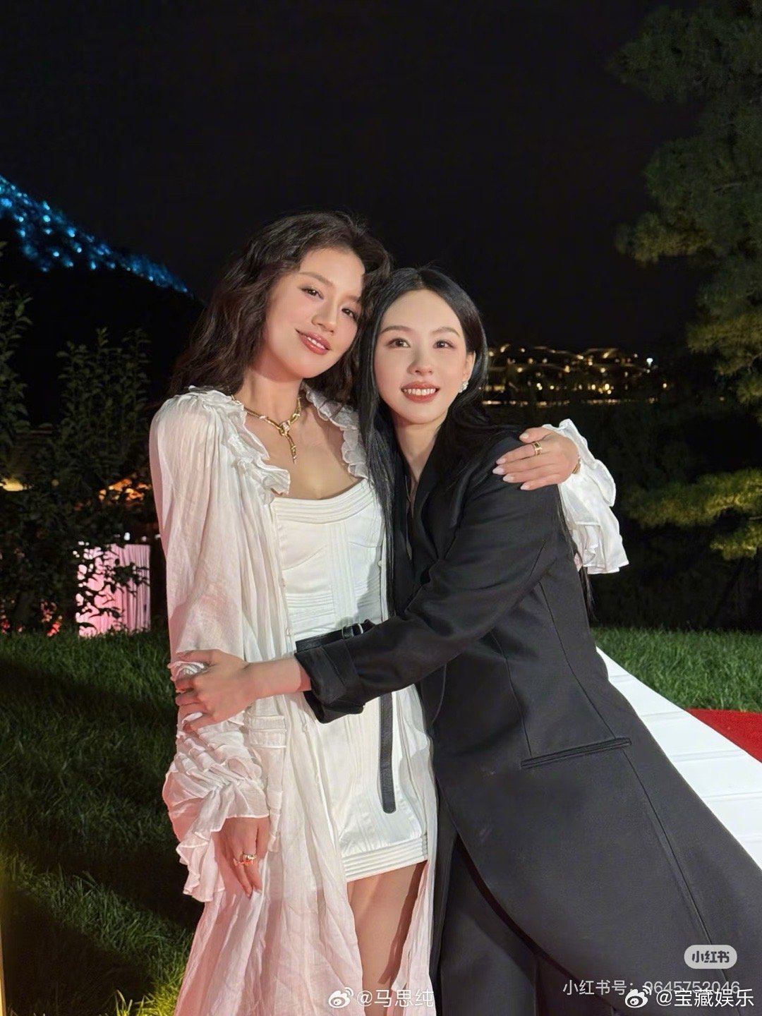 马思纯晒与陈都灵十年重聚合照今夕是何年马思纯与陈都灵搂抱合照 ​​​