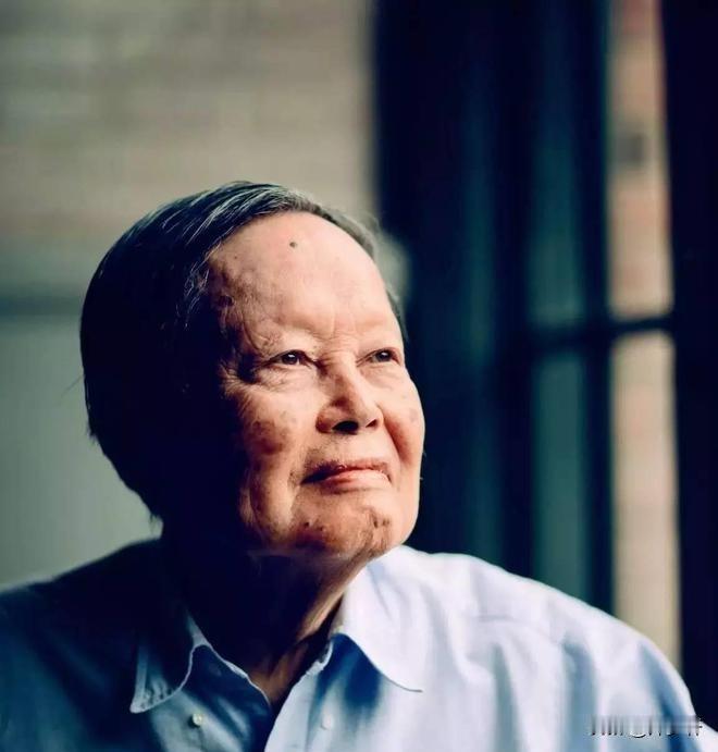 1976年邓颖超特意与杨振宁约谈，杨振宁失声痛哭询问为何周总理的骨灰没有留下任何