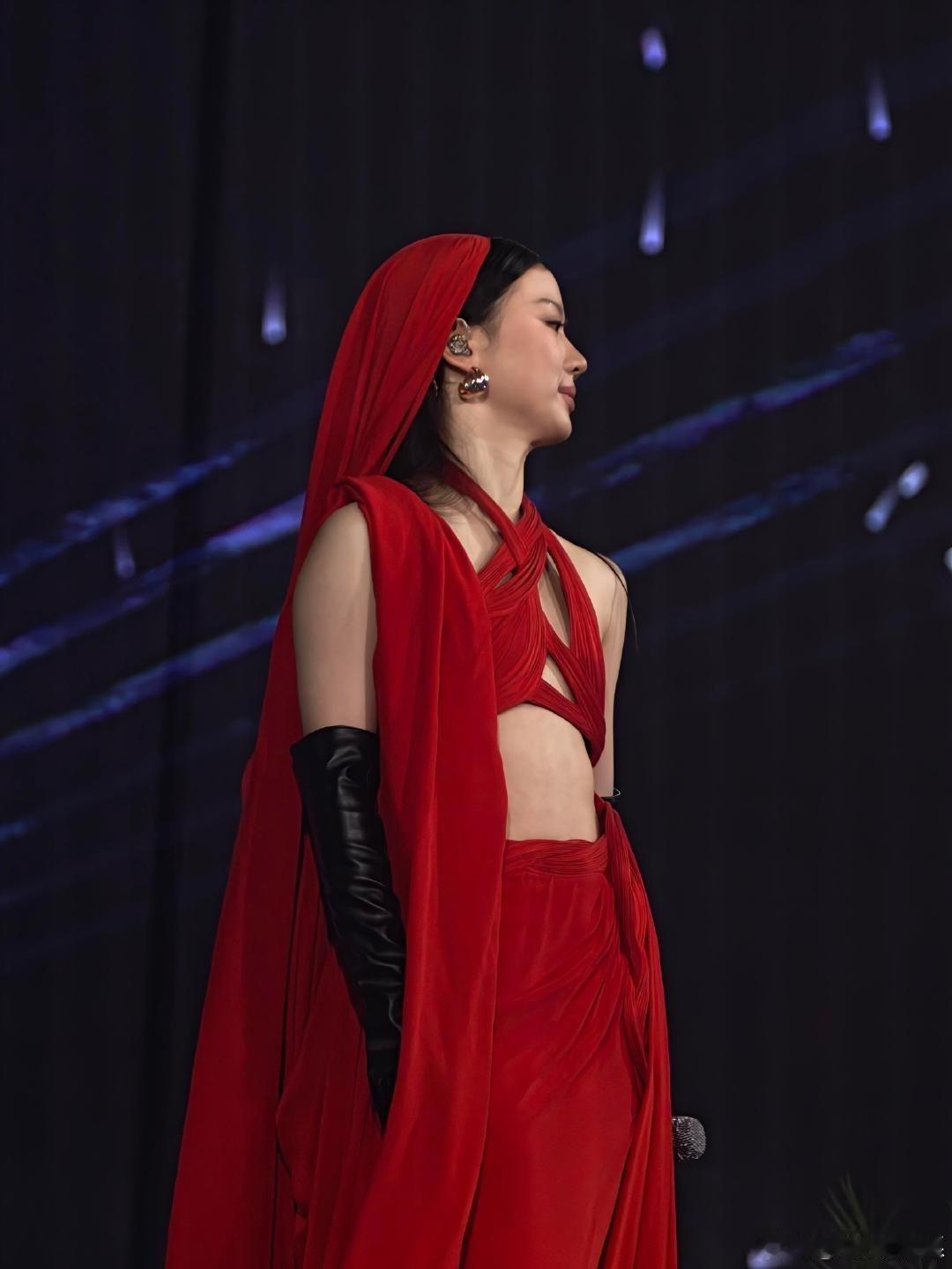 单依纯美味小蛋糕把甜点美学搬上演唱会舞台！蓬松大裙摆搭配随性的彩色涂鸦，少女感扑