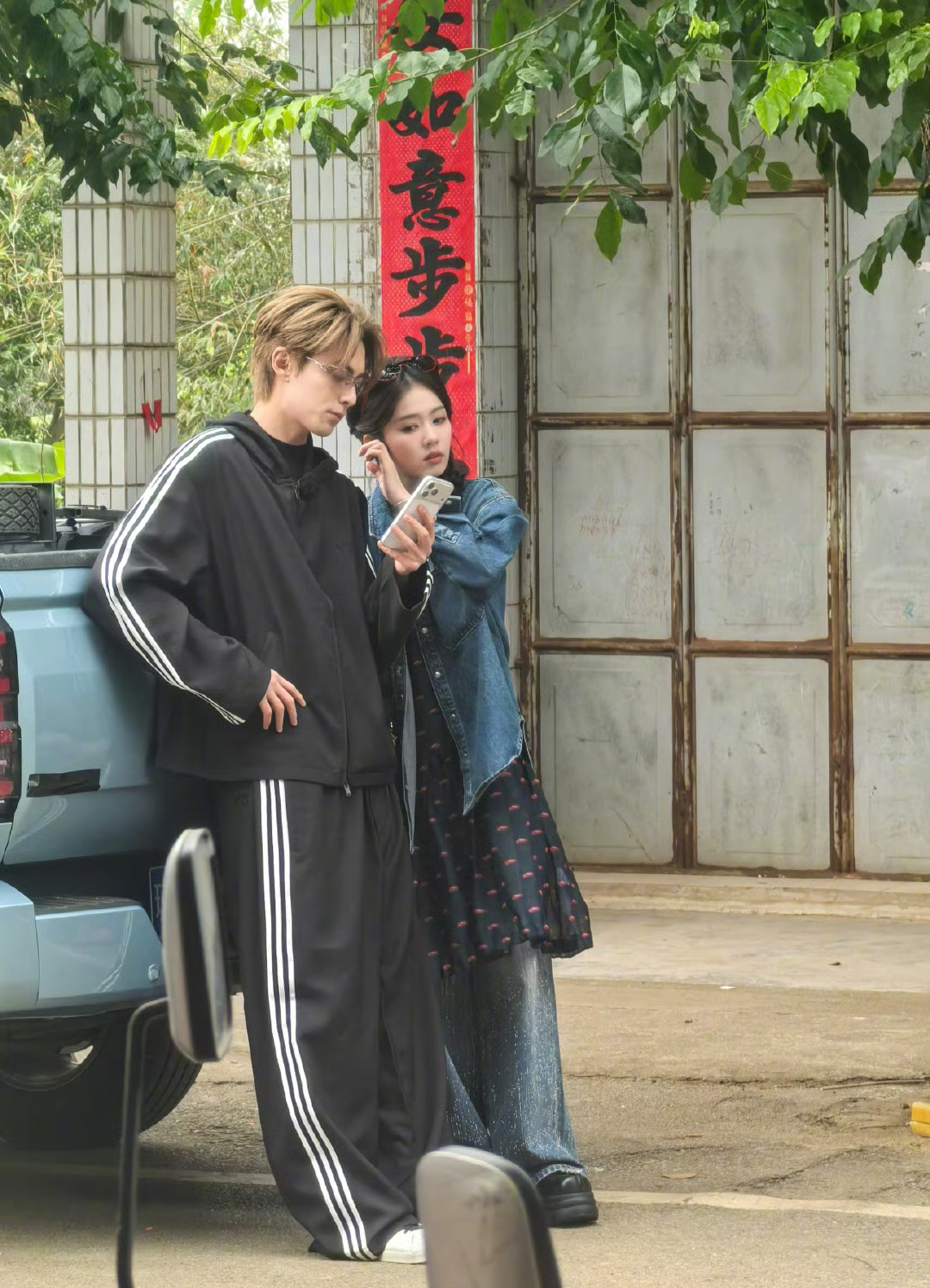 王鹤棣白鹿《亲爱的客栈》买菜路透来袭，好温暖的画面！ 