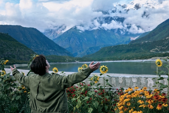 王安宇的拥抱画面中，拥抱大山照因独特意境受关注，他过往在古装剧里也有令人印象深刻