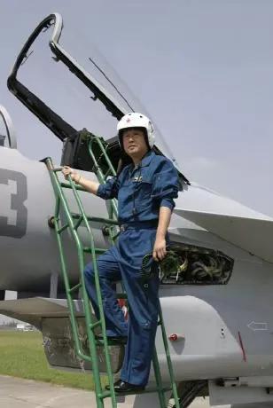 1993年，一架歼-7X试飞时连续两次空中停车，雷强认为是发动机问题，可设计师坚