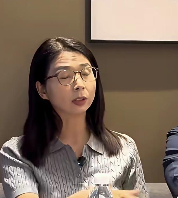 崔丽丽要求立刻赔付250万误工费加班费和取暖费。

250万想得美，就算她赢了，