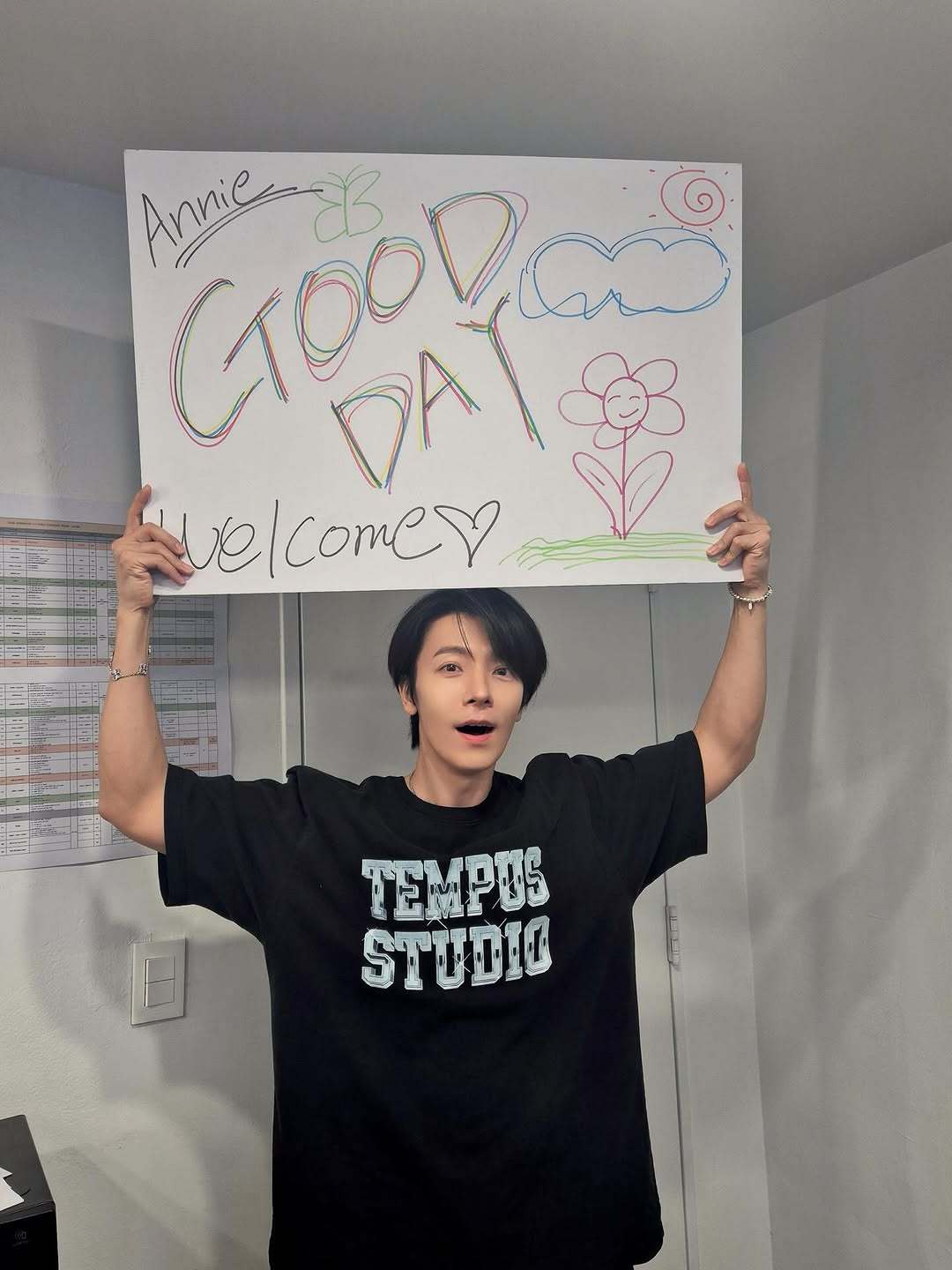 “CB百蓝_。260528李东海 IG更新：Everybody Good Day
