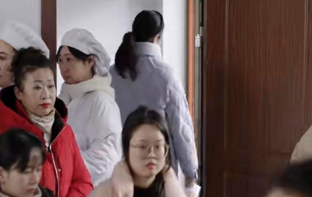 王小蒙当场攥碎选票，给谢永强留了张缘分尽了的字条就跑了。
谢永强闷头做了三个月