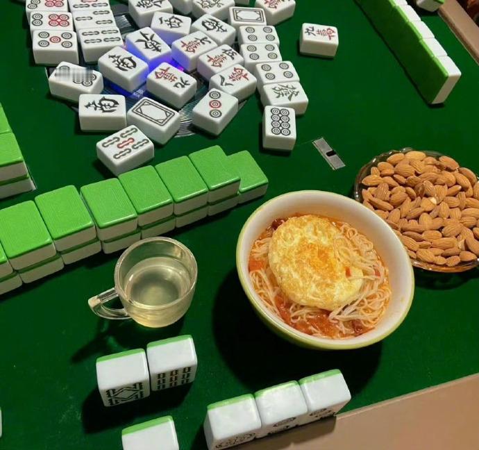 “赚钱的日子没最爱的人 有爱的时候没有钱 江湖从来都是问路不问心”  