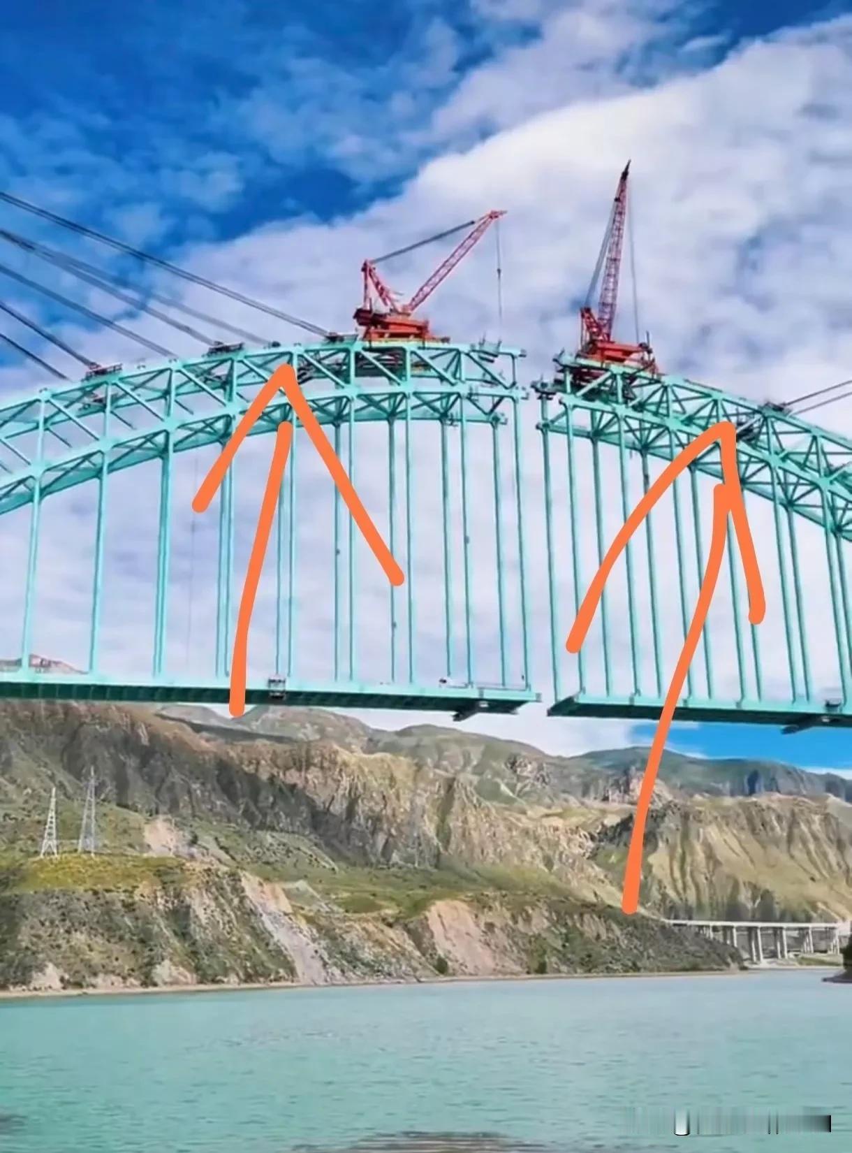 这张图显示的很清楚，为了赶工期，抢合龙，右面少拉了一根拉索。
至于有些人质疑为什