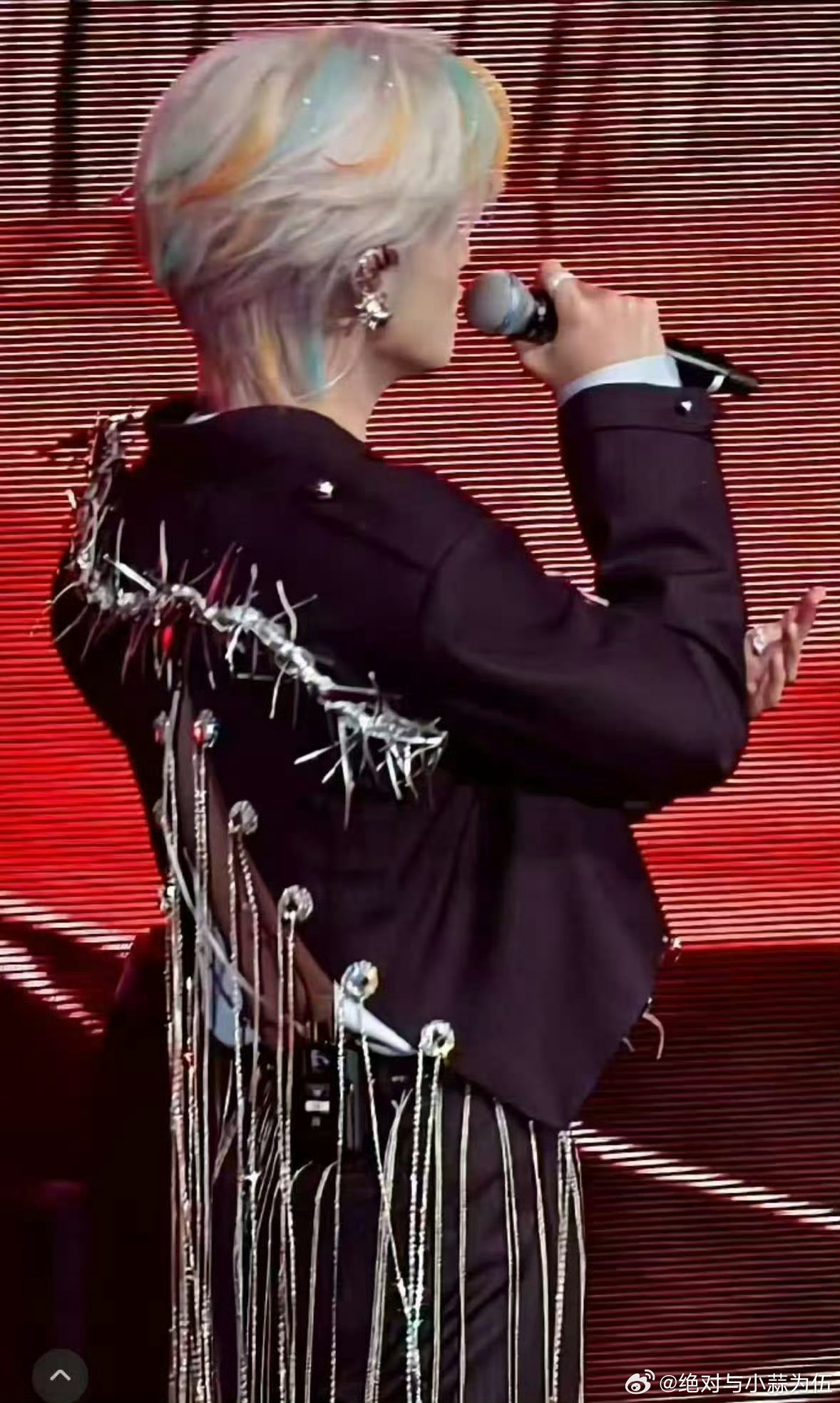 云旗倒V开背荆棘西装 谁被云旗这套荆棘西装狠狠拿捏！倒V开背性感不油腻，荆棘元素