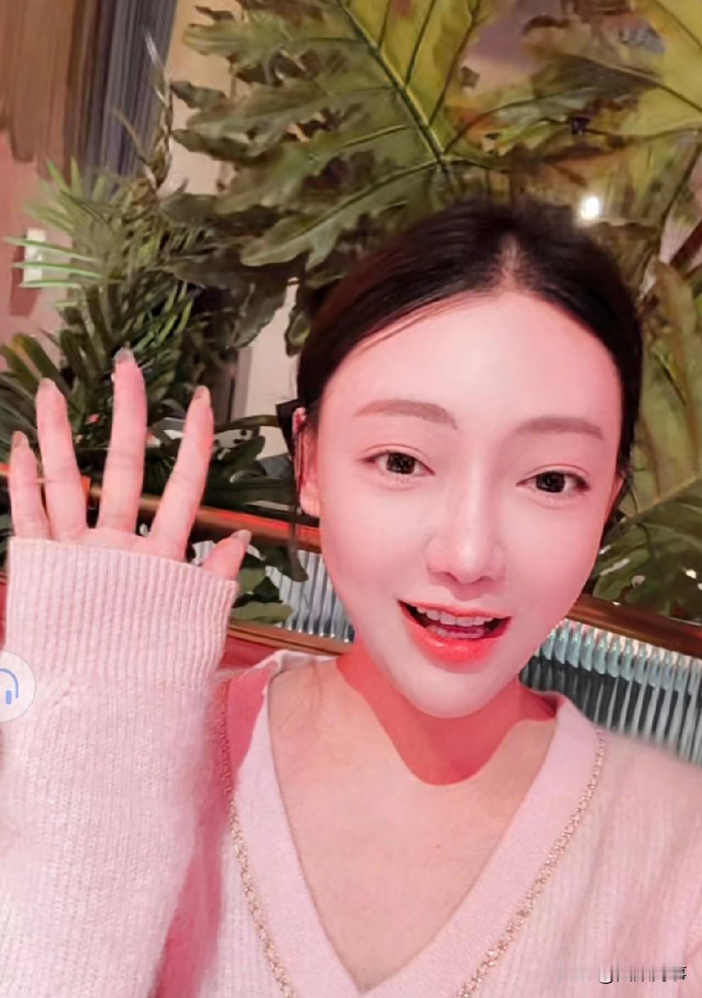 佳希否认图钱靠男人上位，真心与老狗相处。

          网友嘲讽佳希靠男