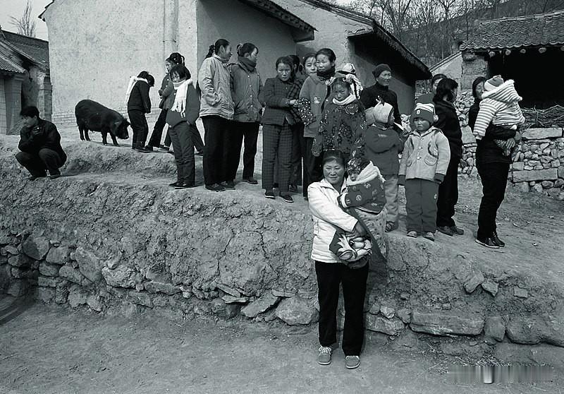 生孩子这个事
1.穷人多生，反正养一个还是十个都给不出钱托举，多几个孩子长大了是