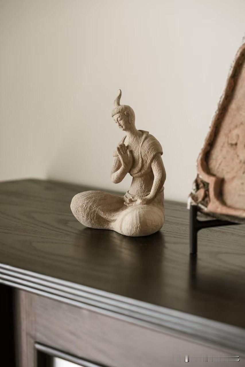 有些造像，不靠繁华，只靠一口气。

香樟木一木成形，肌理朴拙而温和，带着木本的呼