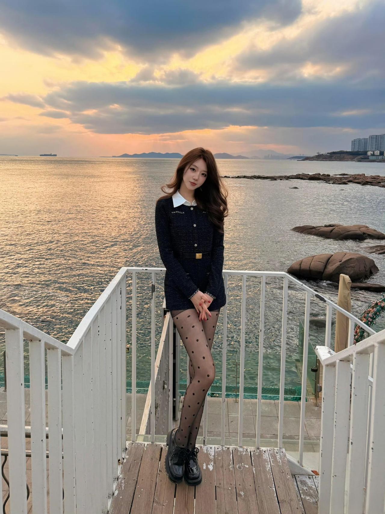 这套是“复古甜美的粗花呢”穿搭，适配海边都市场景，优雅与甜酷感兼具：
 
- 单