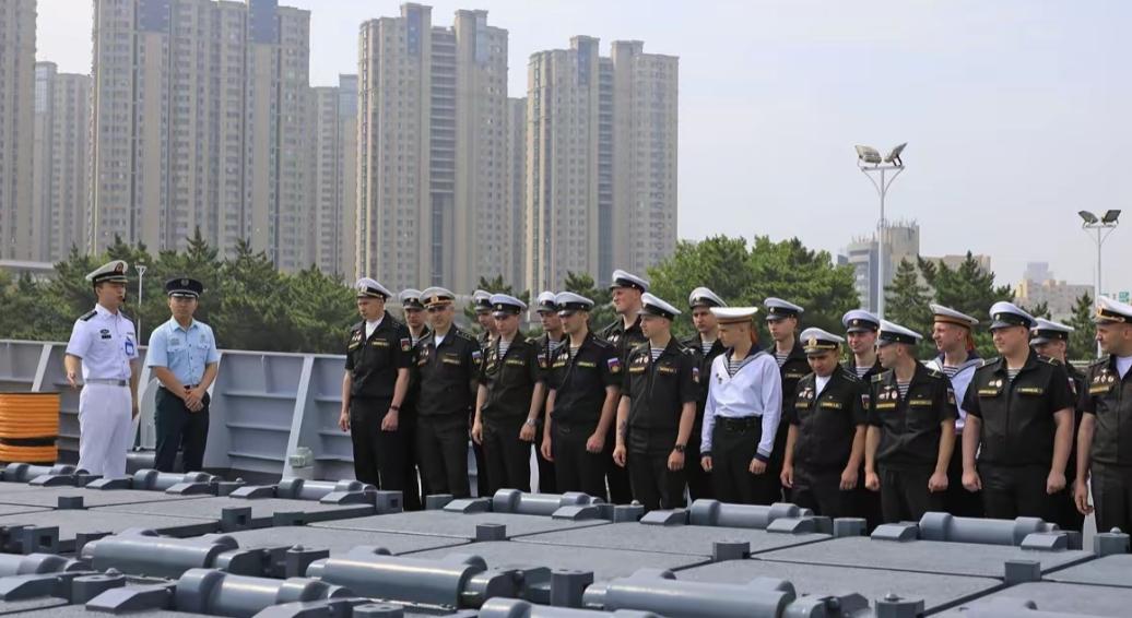 站在052D的垂发面前，俄罗斯海军这支队伍里，愣是找不到一张带着笑意的脸。

2