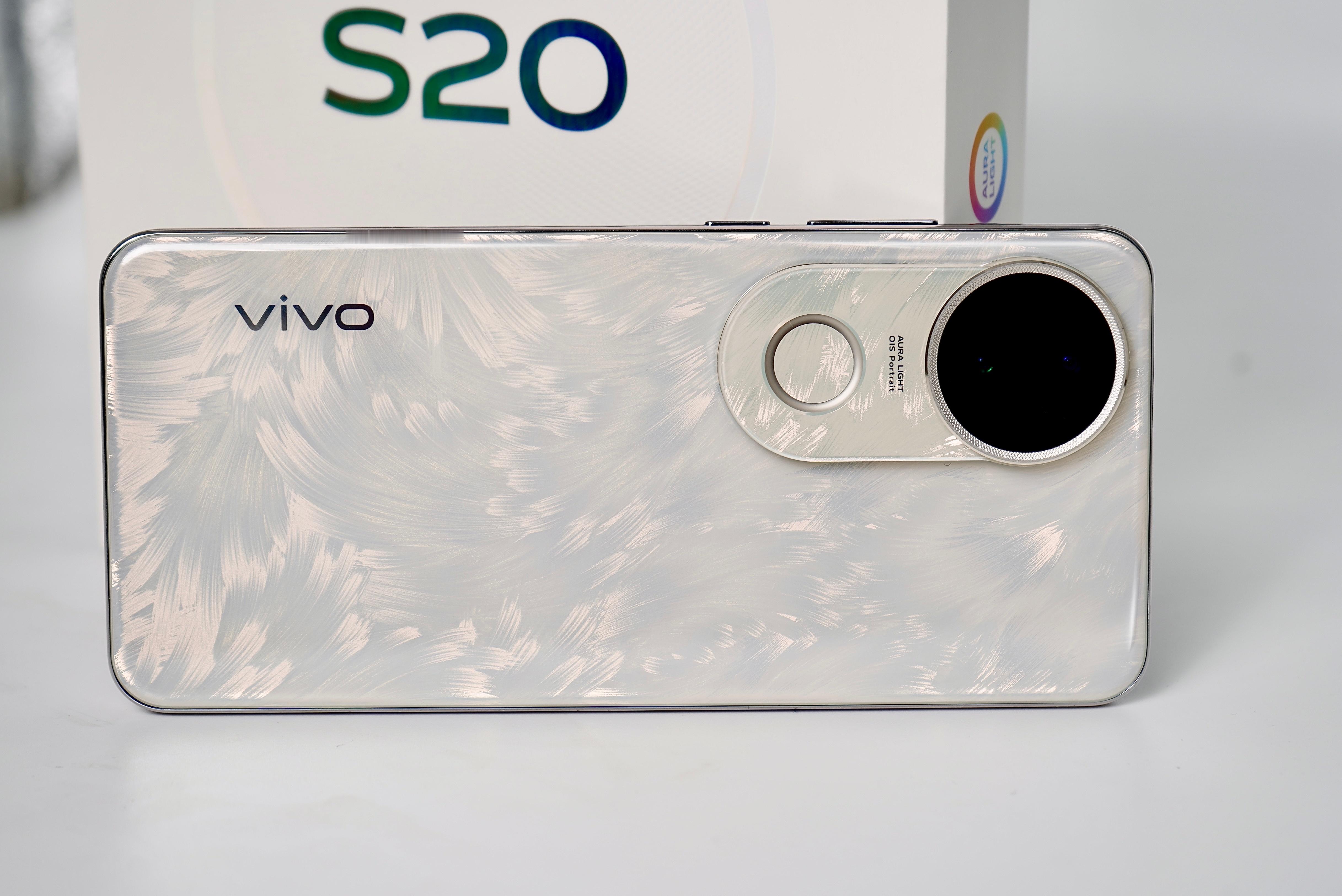 终于拿到vivo S20了，设计是真的漂亮，「凤羽金」这个名字很贴切。机身后壳玻