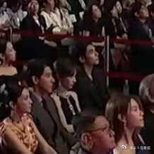 宋威龙田曦薇挨着坐田曦薇宋威龙座位挨着宋威龙田曦薇挨着坐，这颜值真的好顶！！！ 