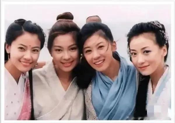 当年四小花旦里，高圆圆一笑，真是憨态可掬，好一个可爱啊！她的笑容就像春天的阳光，