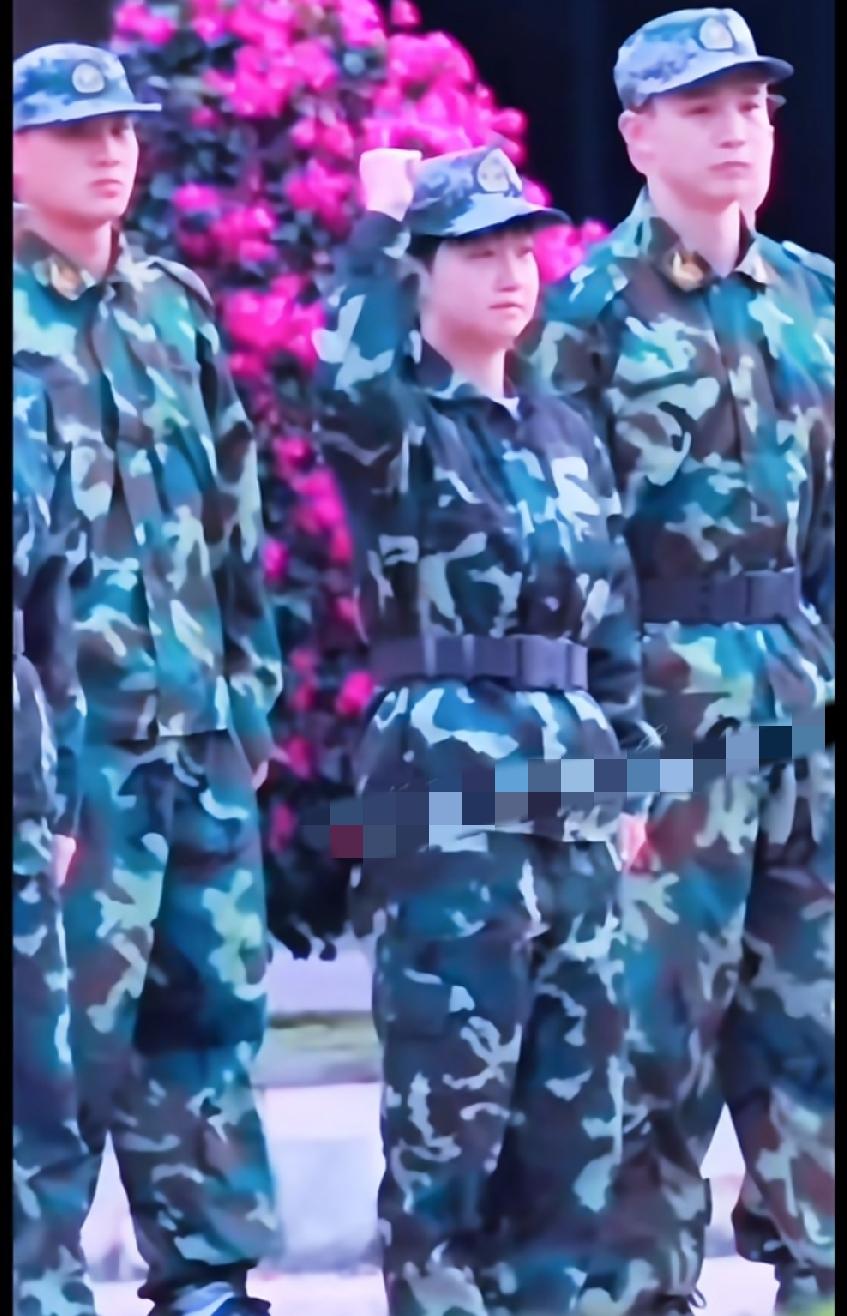 第一次刷到国乒军训的视频，太珍贵了✨
 
一身迷彩服列队站好，孙颖莎乖乖站在队伍